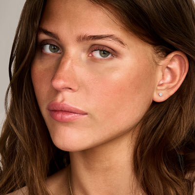 Lab Diamonds oorstekers in 14k wit goud met fonkelende diamant, gerecycled goud.