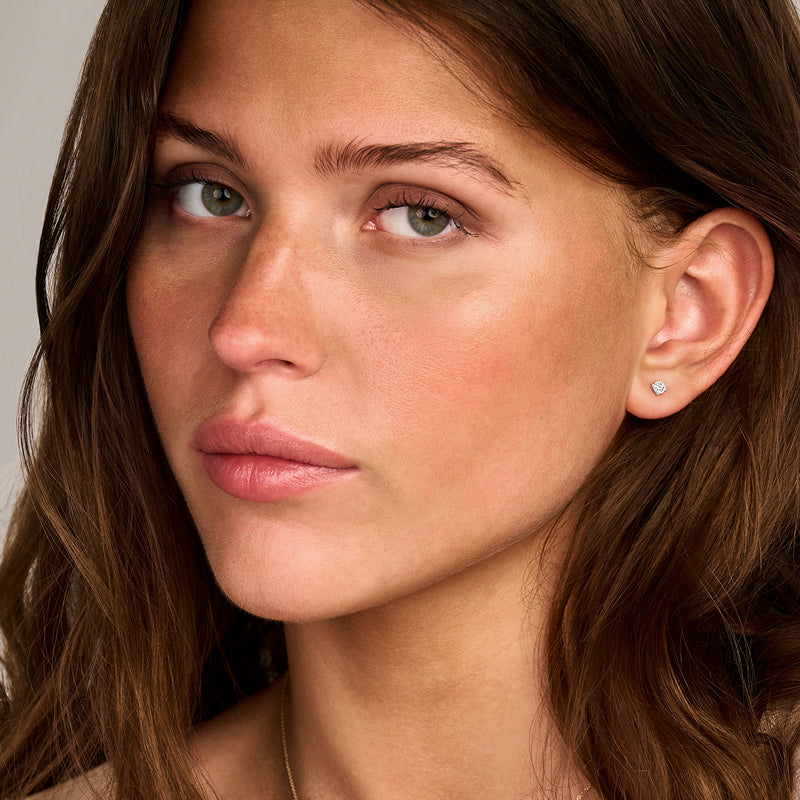 Lab Diamonds oorstekers in 14k wit goud met fonkelende diamant, gerecycled goud.