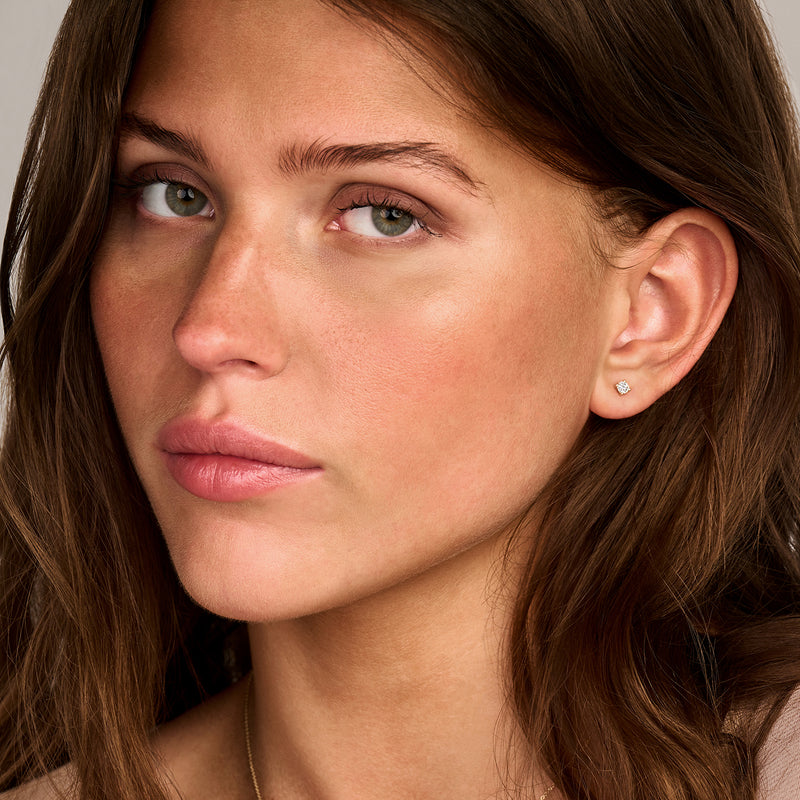 Lab Diamonds oorstekers in 14k geel goud met kleine briljanten, gerecycled goud.