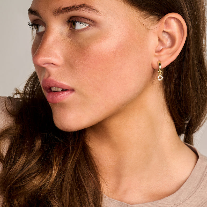 Oorring met kleine hanger in 14k geel goud en wit goud bicolor ontwerp.