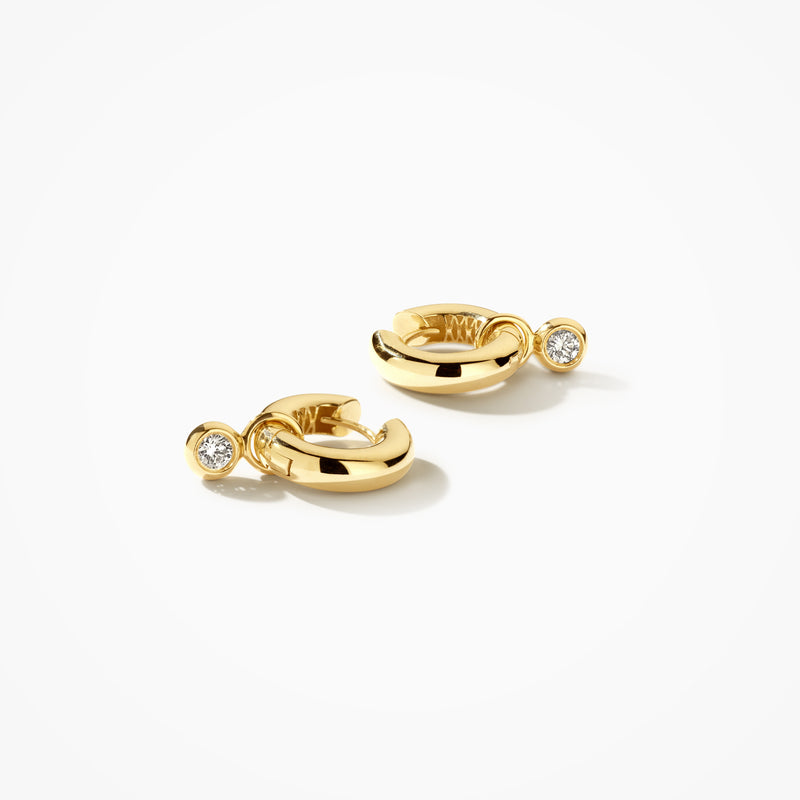 Oorringen van 14k geelgoud met ronde diamantzetting in een kleine creoolvorm.