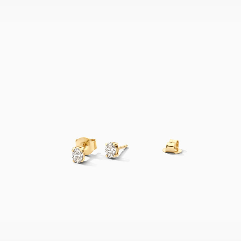 14k goud oorstekers met glinsterende lab diamonds in ronde zetting.