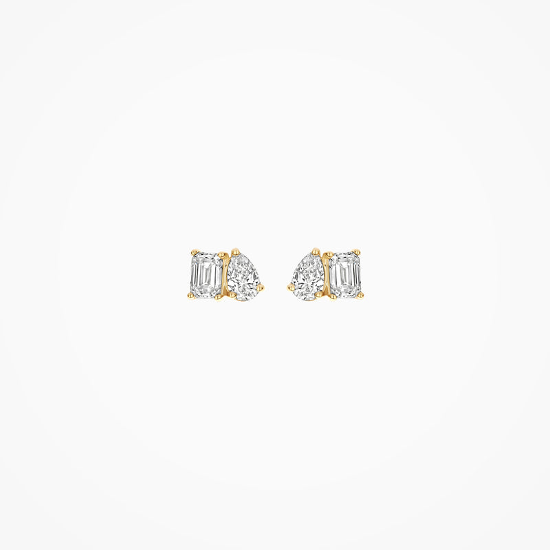 14k goud oorstekers met rechthoekige lab diamanten en een gele gouden zetting.