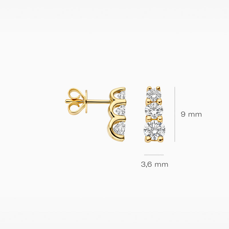 Oorstekers van 14k goud met drie labdiamanten per oorbel, 9 mm lang, 3,6 mm breed.