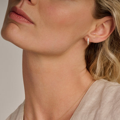 14k goud oorringen met kleine labdiamanten aan oorlel.