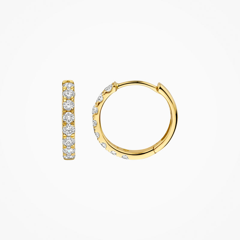 Oorringen van 14k goud met rij lab diamanten langs buitenkant, ronde vorm.