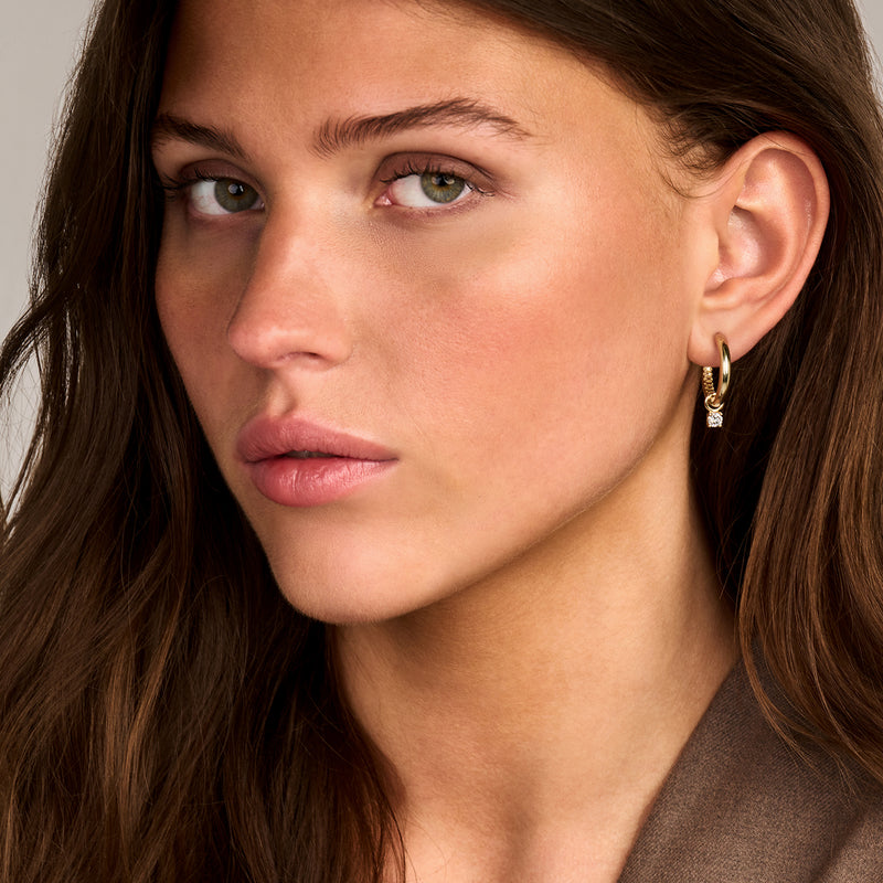 14k geelgouden oorbel met Lab Diamonds bedel en clicksluiting.