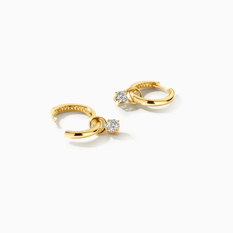 14k geelgouden oorringen met fonkelende Lab Diamond bedels en gerecycled goud detail.