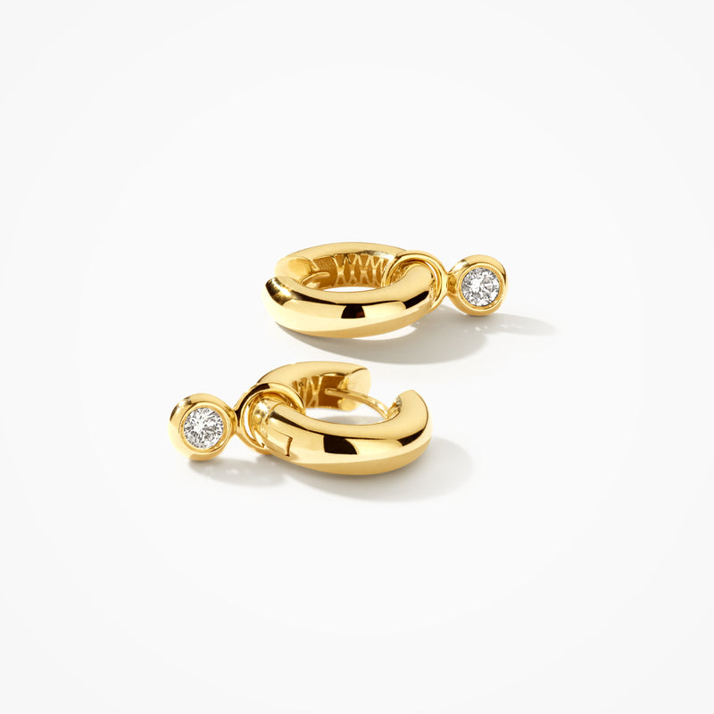 14k goud oorringen met ronde Lab Diamonds diamant bedel, gerecycled goud, glanzend oppervlak.
