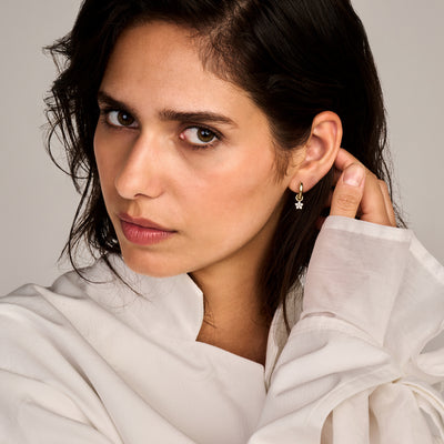 Lab Diamonds oorbel bedel in 14k geelgoud met fonkelende diamant en gerecycled goud.