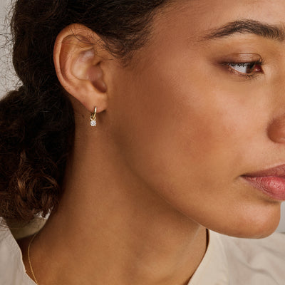 14k rosé goud oorbel met lab diamond hanger en gerecycled goud aan oorlel zichtbaar.