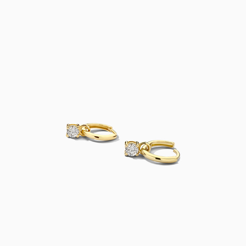 14k goud oorknopjes met fonkelende lab diamant bedel en slanke sluiting.