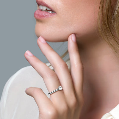 Ring 1121WZI in 14k wit goud met kleine zirkonia op slanke band zichtbaar aan linkerhand.