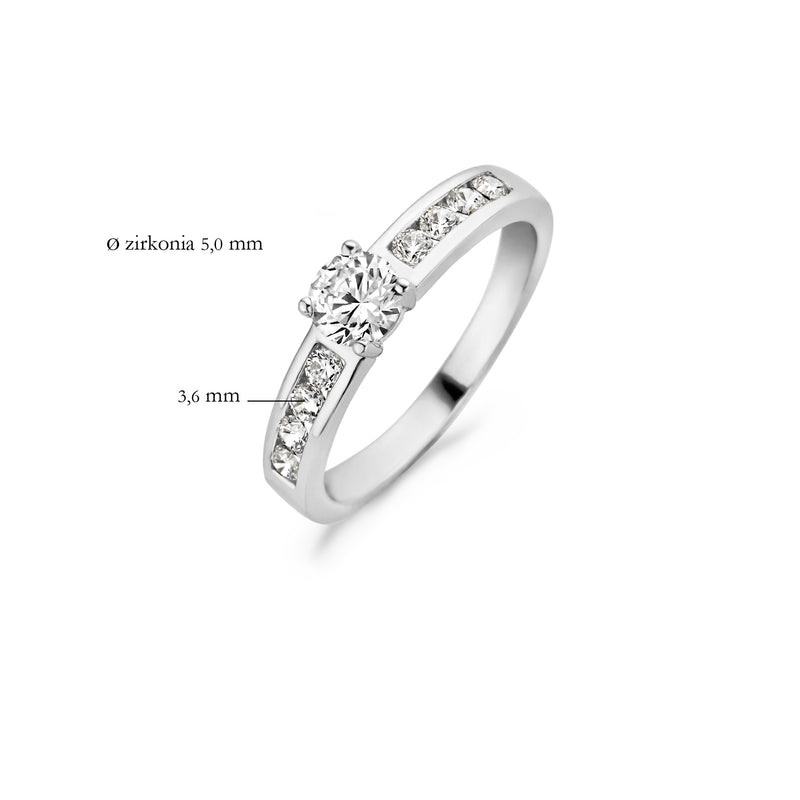 Ring 1126WZI van 14k wit goud met centrale zirkonia en zijkanten bezet met kleine zirkonia's.
