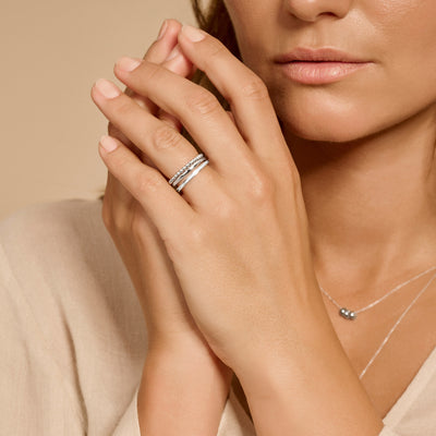 Bicolor 14k goud ring met wit en rosé goud en zirkonia's op feminiene hand.