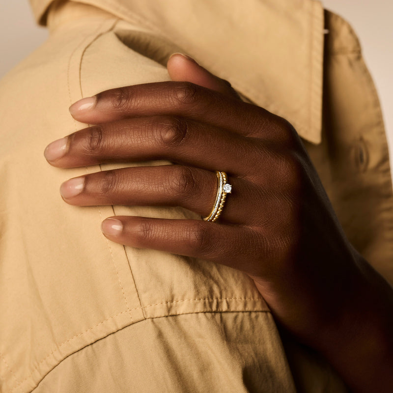 Smalle bicolor goud ring met zirkonia accent in 14k geel en wit goud.