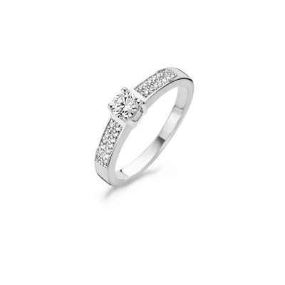 14k wit goud ring met centrale zirkonia en zijkanten bezaaid met kleine zirkonia's.