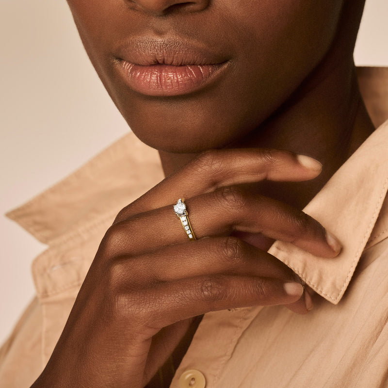 Bicolor ring met 14k geel en wit goud en fonkelende zirkonia op ringvinger.