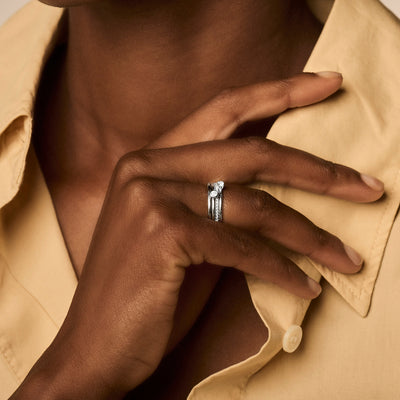 14k witgouden ring met fonkelende zirkonia en subtiele banddetail.