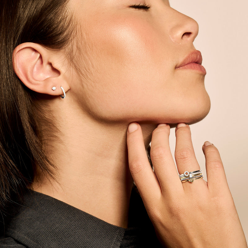 Fijne ring van 14k wit goud met kleine solitair diamant en schuifringdesign.