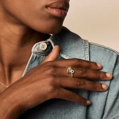 Dunne bicolor 14k goud ring met zirkonia, subtiel glanzend en glad afgewerkt.