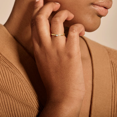 Bicolor ring met een solitaire diamant in 14k geel en wit goud gedragen op de vinger.