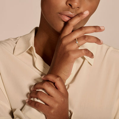 Solitair diamanten ring in bicolor 14k geel en wit goud met fijne band.