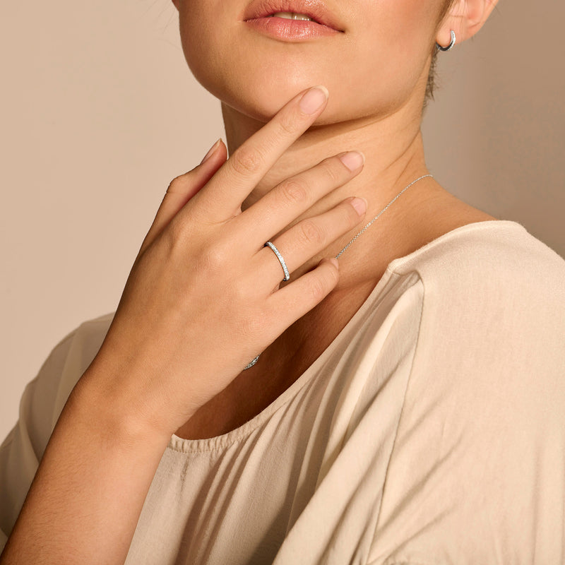 14k wit gouden ring met enkele diamant glanzend op dunne band.