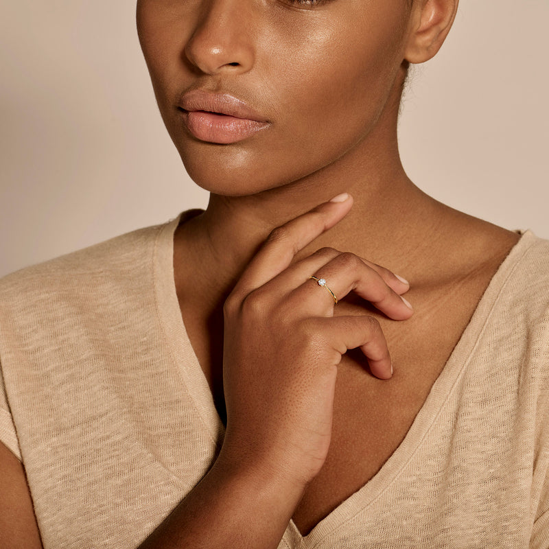 Bicolor goud ring met natuurlijke diamant in 14k geel en wit goud, maat 50.