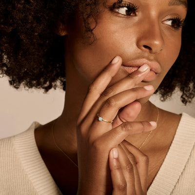 Bicolor ring met 14k geel en wit goud en een fonkelende natuurlijke diamant.