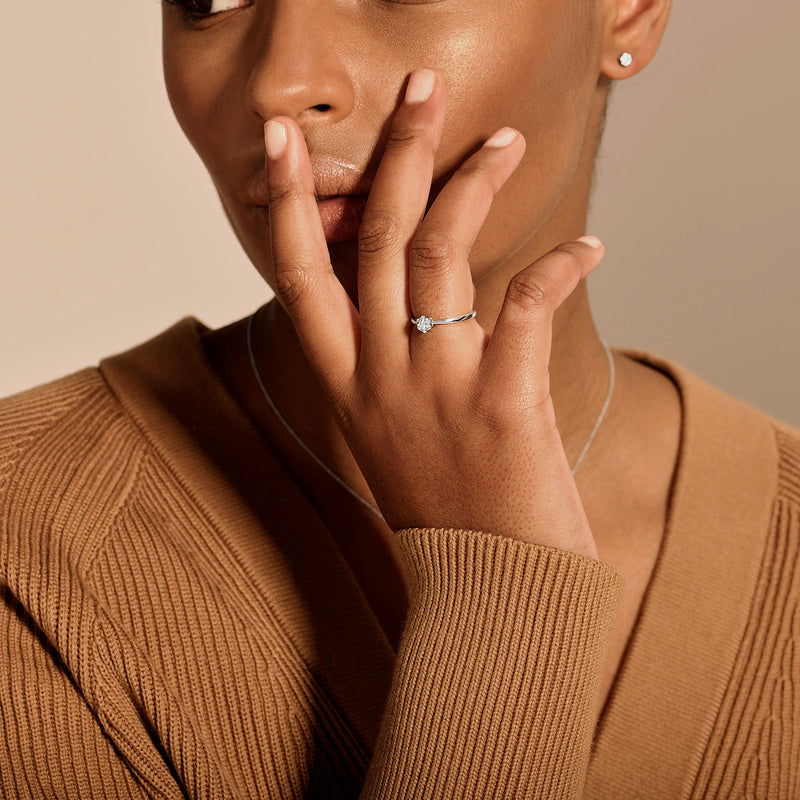Bicolor ring met diamant in 14k wit en rosé goud, gedragen door vrouw.