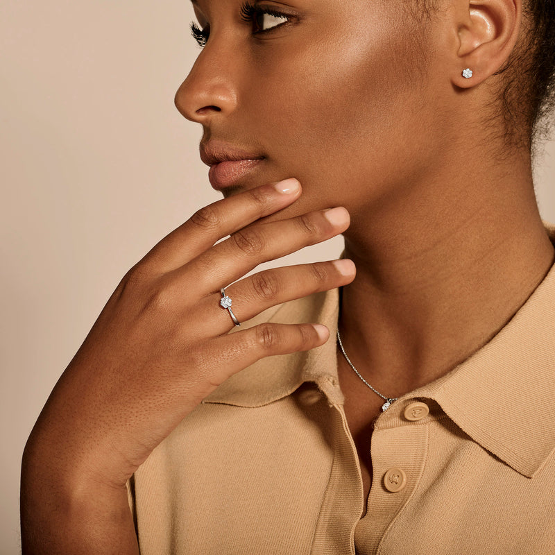 14k wit goud ring met natuurlijke diamant gedragen aan ringvinger bij warmkleurige huid.