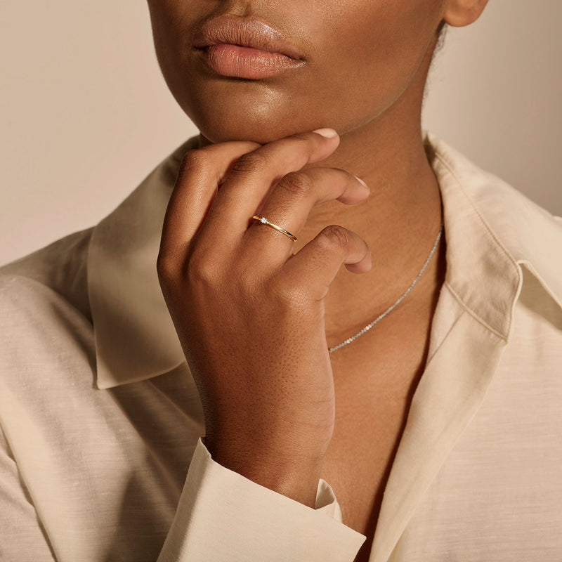 14k geelgouden solitair ring met diamant en bicolor wit goud accenten.