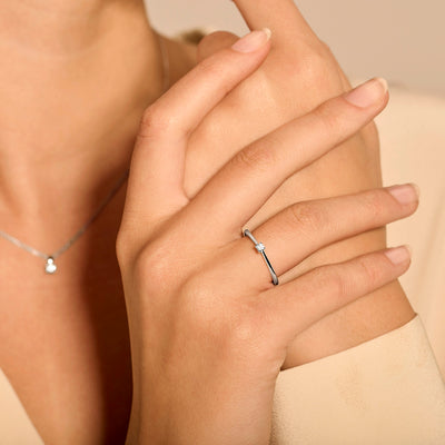 Solitair diamant ring in 14k wit goud met strakke band op slanke hand.