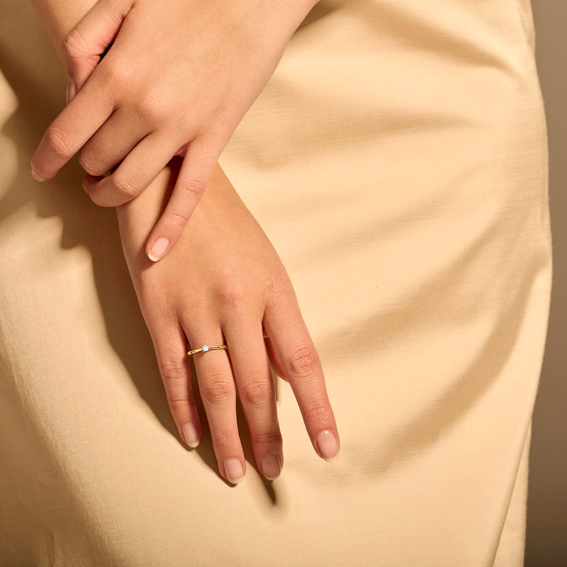 Bicolor ring met solitaire diamant van 14k geel en wit goud gedragen op hand.
