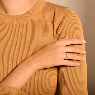 Bicolor diamant ring met 14k geel en wit goud, vierkante zetting op vrouwelijk hand.