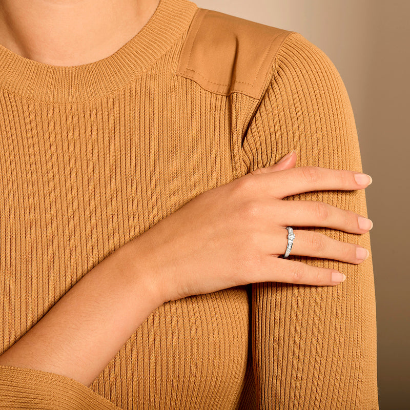 Bicolor diamant ring met 14k geel en wit goud, vierkante zetting op vrouwelijk hand.