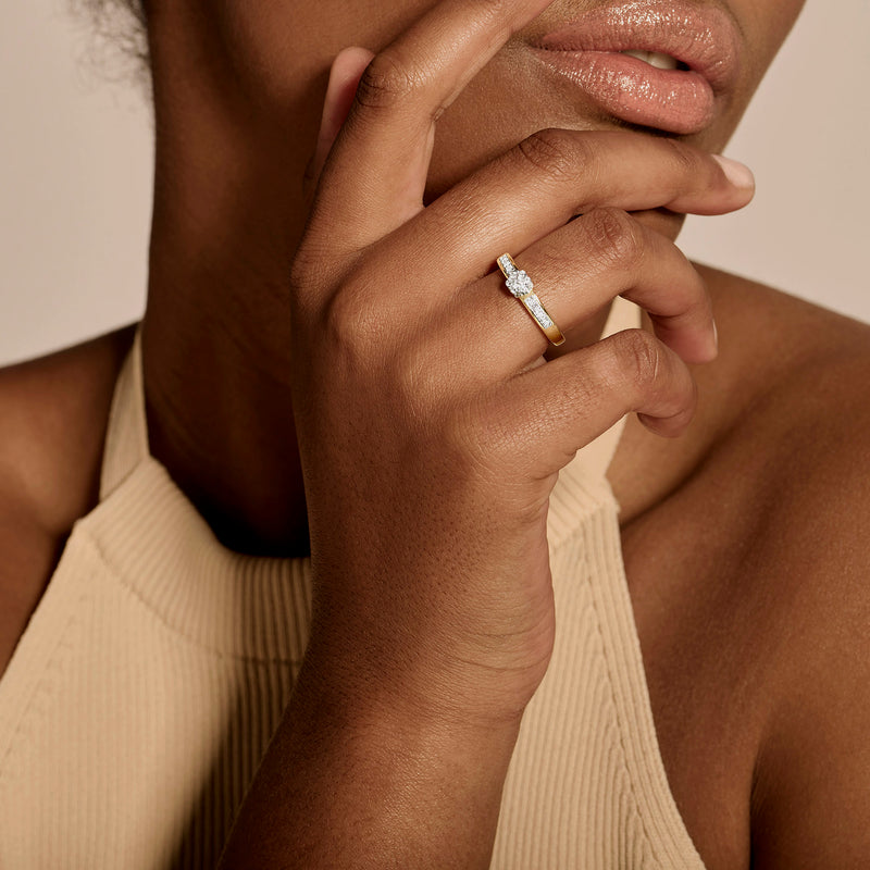 Bicolor ring met ronde natuurlijke diamant in 14k geel en wit goud, maat 52.