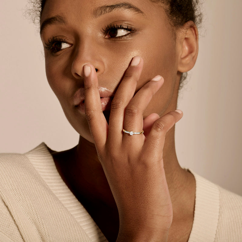 Dunne bicolor ring van 14k geel en wit goud met kleine fonkelende diamant.