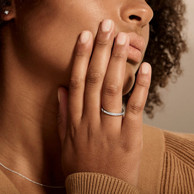 14k wit gouderen ring met enkele diamant op ringvinger.