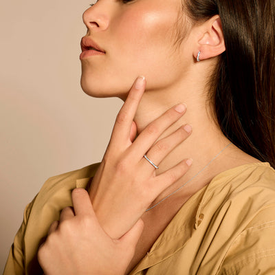 14k wit gouden ring met diamanten, slanke band op vrouwenhand.