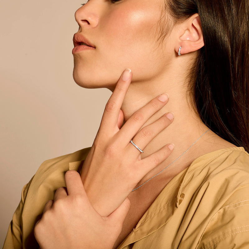 14k wit gouden ring met diamanten, slanke band op vrouwenhand.