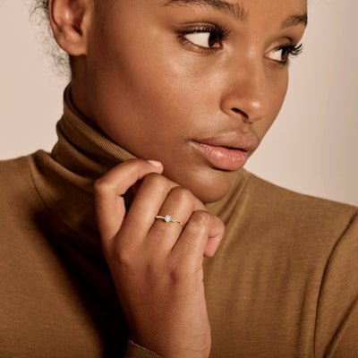 Bicolor ring met 14k wit en geel goud en centrale natuurlijke diamant.