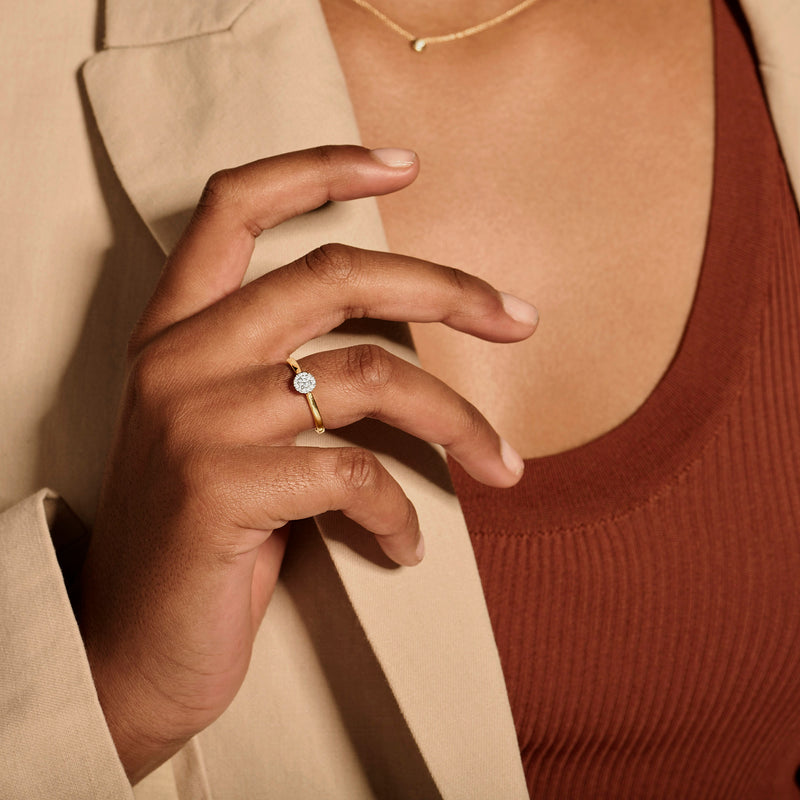 Bicolor gouden ring met 14k geel en wit goud en een enkele diamant op de vinger.