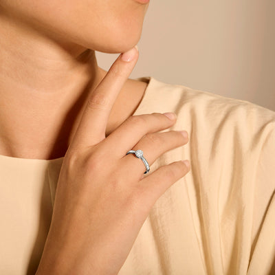 14k wit gouden ring met ronde natuurlijke diamant en glanzende band.