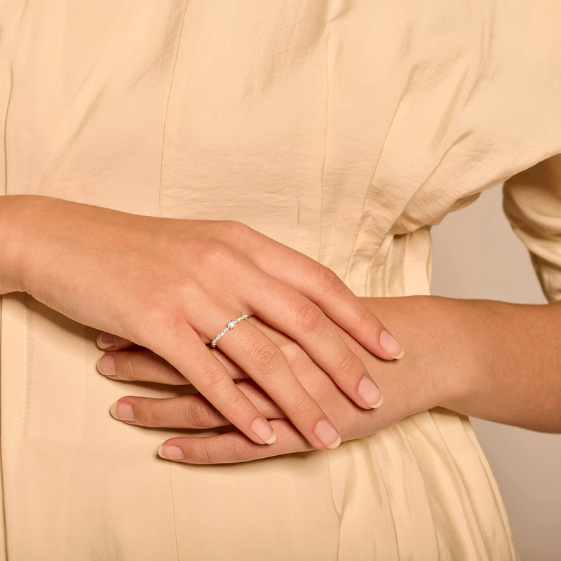 Bicolor ring met 14k geel en wit goud en een enkele diamant op ringvinger.