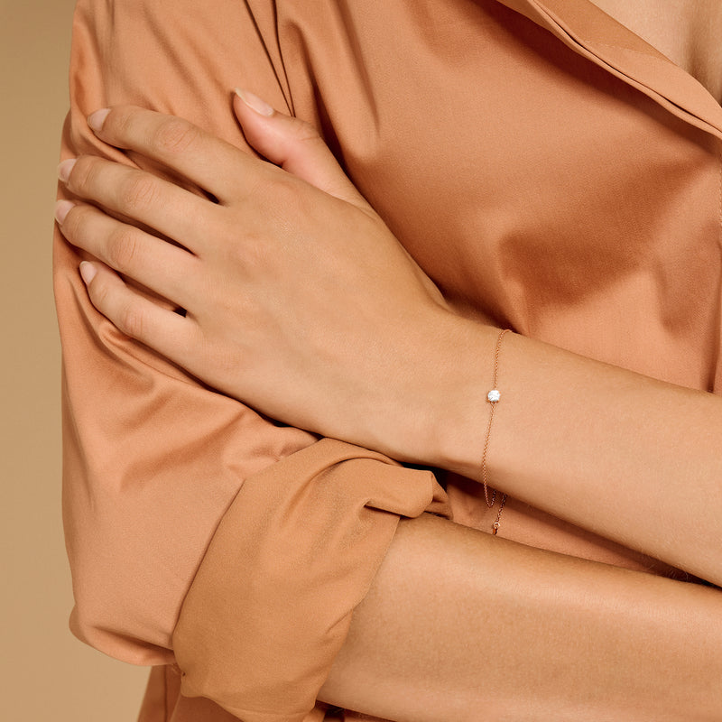 Delicate armband in 14k rosé goud met kleine zirkonia en fijne schakel.