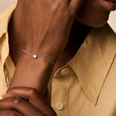 Fijn armbandje van 14k wit goud met een kleine zirkonia in het midden.