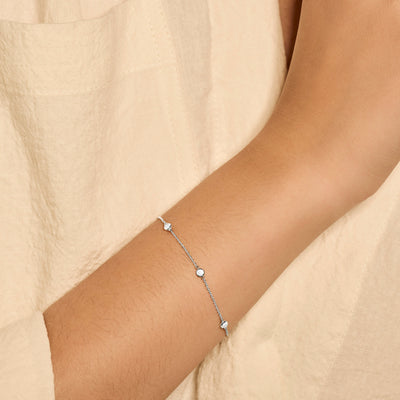 Fijne armband van 14k wit goud met kleine zirkonia schakels en subtiel design.