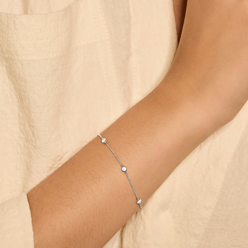 Fijne armband van 14k wit goud met kleine zirkonia schakels en subtiel design.